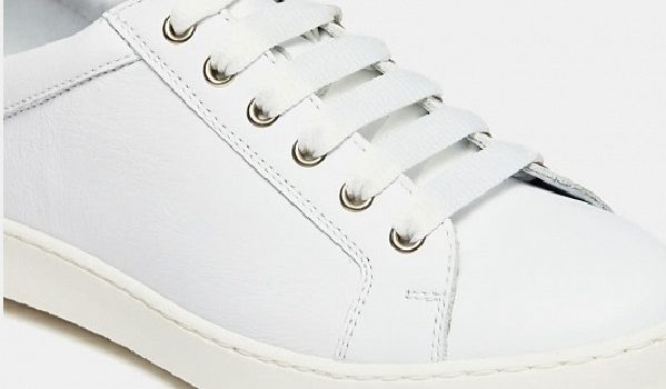 Как очистить и отмыть белые кроссовки, отбелите пятна на подошве белых  кроссовок в домашних условиях - TEZRO.RU