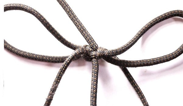 Как связать шнурок спицами: две схемы вязания декоративных шнурков